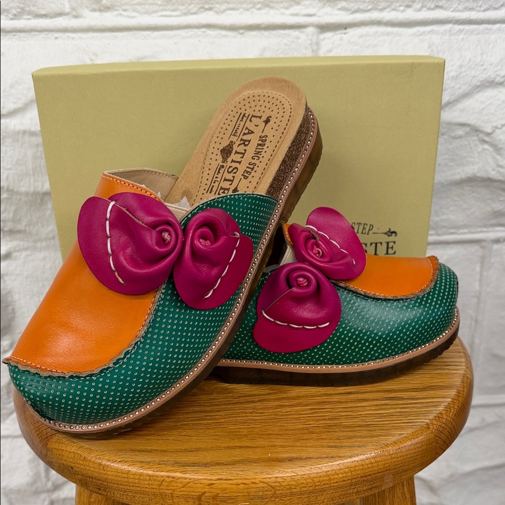 L’artiste Women's Vibrant Green and Orange Mules